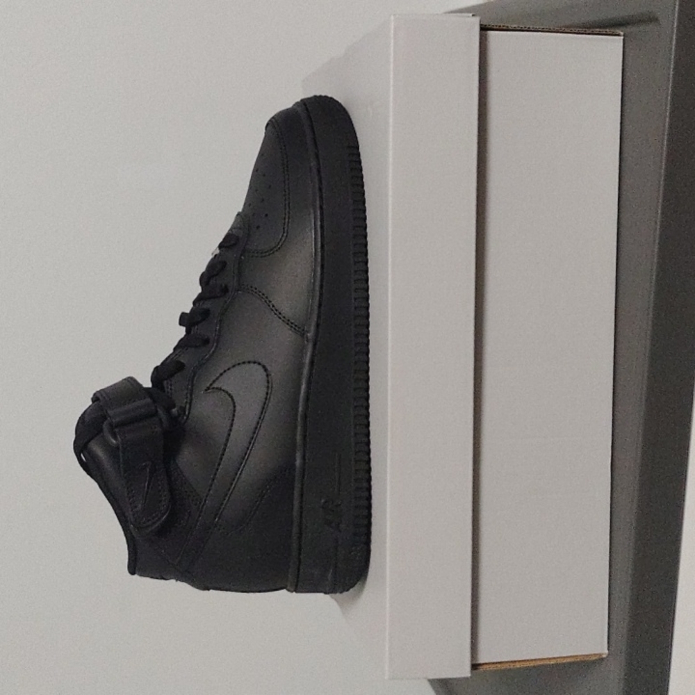 Youth size 7 Nike Air Force 1 Mid LE